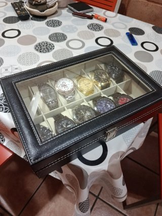 Estuche con 10 relojes de cuarzo