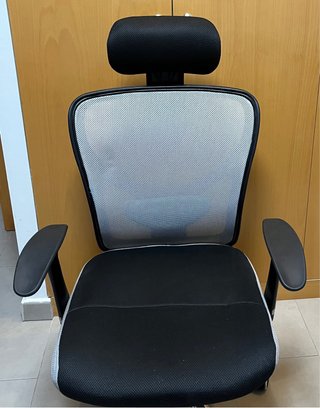 Silla ergonómica  con reposacabezas y ruedas