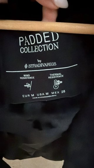Chaquetón negro con capucha y pelo