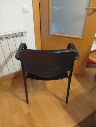 Silla de oficina, firme y fuerte, con reposabrazos