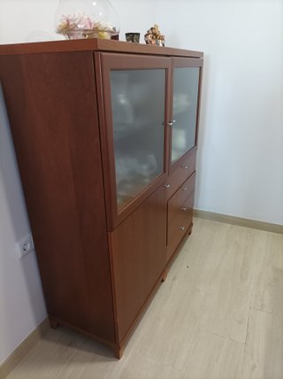 Vitrina madera cerezo con puertas cristal y cajone