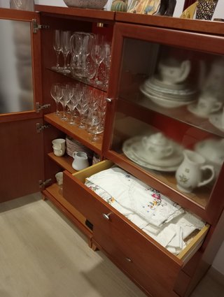 Vitrina madera cerezo con puertas cristal y cajone