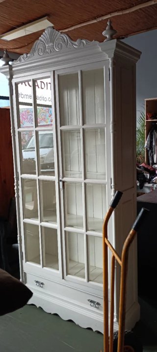 Vitrina de madera blanca con puertas de cristal