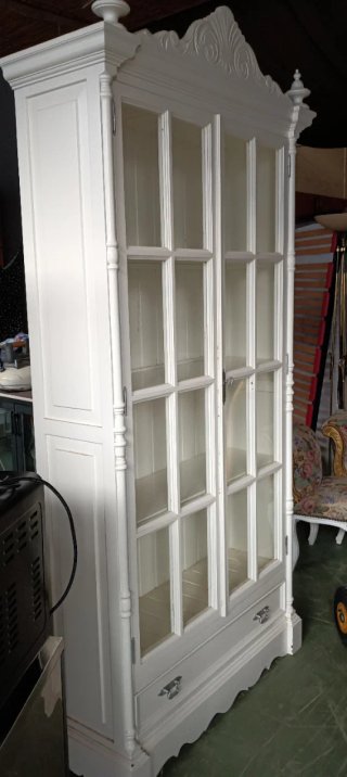 Vitrina de madera blanca con puertas de cristal