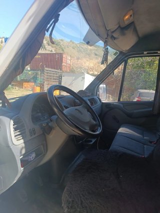 El coche en buen estado con aire a condición