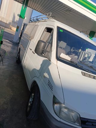El coche en buen estado con aire a condición