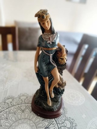 Figura decorativa de resina mujer con león