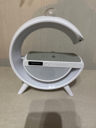 Lámpara LED con Cargador Inalámbrico y Radio