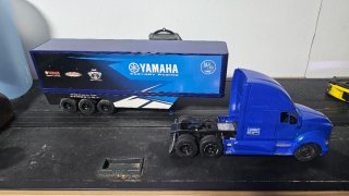 Camión escala Yamaha MotoGP