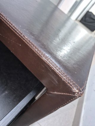 Comodino o cassettiera in pelle marrone