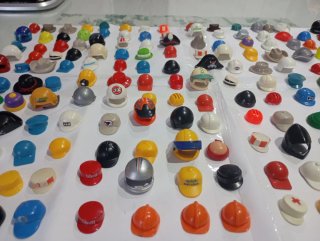 Lote 185 Gorras y Cascos Playmobil