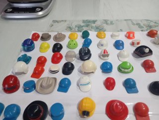 Lote 185 Gorras y Cascos Playmobil