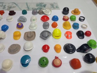 Lote 185 Gorras y Cascos Playmobil