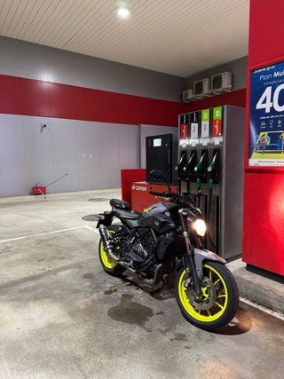 Yamaha MT-07 2016 gris y Amarilla fluor