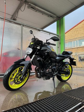 Yamaha MT-07 2016 gris y Amarilla fluor