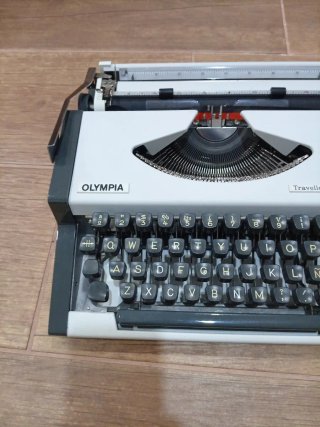 Máquina de escribir Olympia Traveller de Luxe