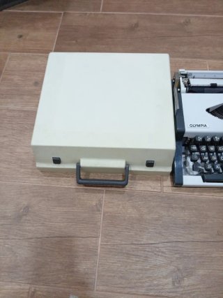 Máquina de escribir Olympia Traveller de Luxe