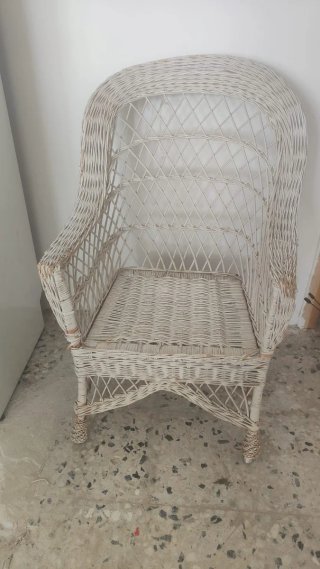 Sillón blanco de mimbre lactancia
