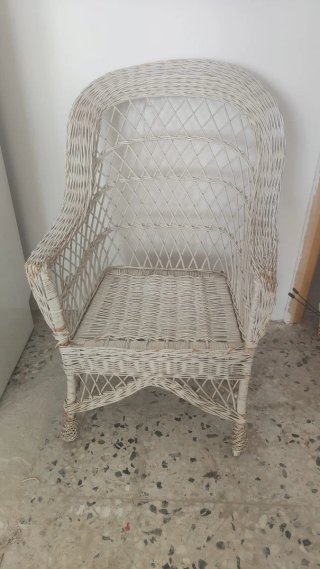 Sillón blanco de mimbre lactancia