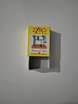 Antigua caja de cerillas Zyro Cera