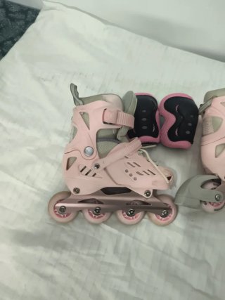 Patines en línea rosas con protecciones