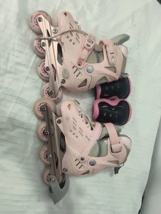 Patines en línea rosas con protecciones