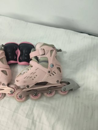Patines en línea rosas con protecciones