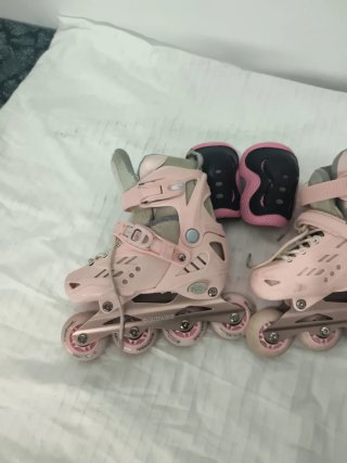 Patines en línea rosas con protecciones