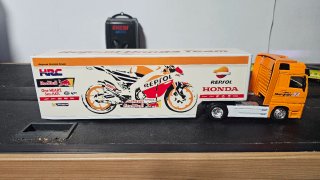 Camión escala Repsol Honda MotoGP mercedes actros