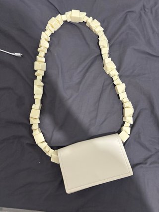Bolso blanco con cadena de eslabones