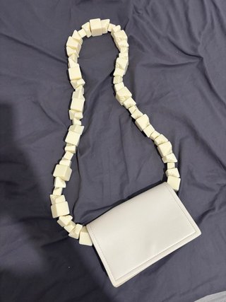 Bolso blanco con cadena de eslabones