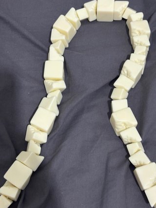 Bolso blanco con cadena de eslabones