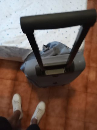 Maleta de viaje gris con ruedas