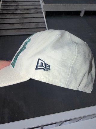 Gorra New Era Beige con Estatua de la Libertad