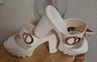 Zapatos tacón blanco hebilla dorada