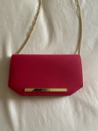 Bolso de hombro con cadena dorada