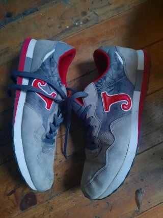 Zapatillas deportivas hombre grises y rojas