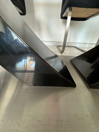 Mesa moderna cristal y 4 sillas negras
