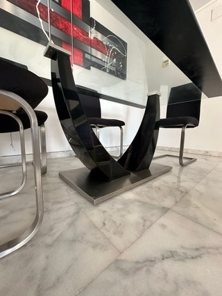 Mesa moderna cristal y 4 sillas negras