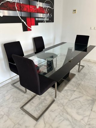 Mesa moderna cristal y 4 sillas negras