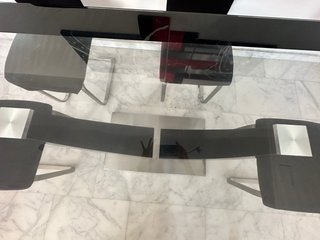 Mesa moderna cristal y 4 sillas negras