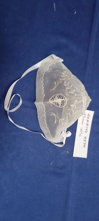 Faldón antiguo bebé con capota, encaje y puntilla