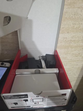 Nintendo Switch OLED + funda y accesorios