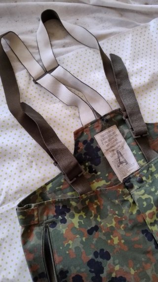 Pantaloni mimetici con bretelle