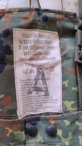Pantaloni mimetici con bretelle