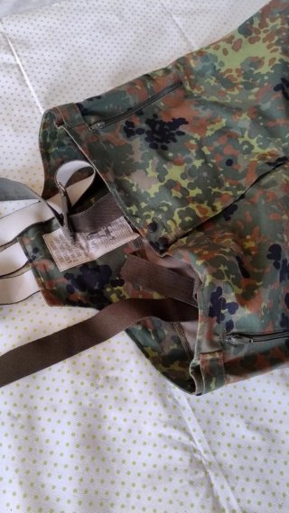 Pantaloni mimetici con bretelle
