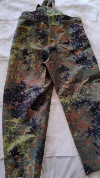 Pantaloni mimetici con bretelle