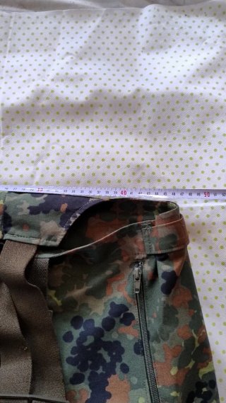 Pantaloni mimetici con bretelle