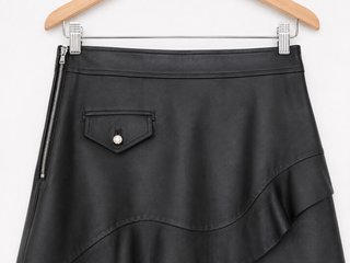 Falda Sandro Piel Negra Volante
