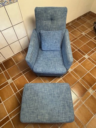 Sillón + reposapiés cómodo. Tela algo gastada
